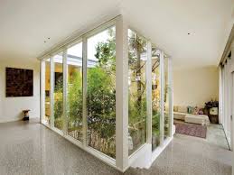 Petit Jardin D Interieur Avec Plantes Vertes Et Arbres Mid Century House Internal Courtyard Home Inside Design