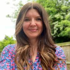 Melanie (@ilovetoread28)