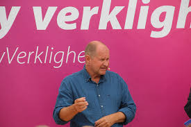 Han har haft ett flertal chefsbefattningar inom vitt skilda områden, såsom tillförordnad personalchef, säkerhetsskyddschef och biträdande chef för huvudenheten kontraspionage. Dan Eliasson Wikipedia