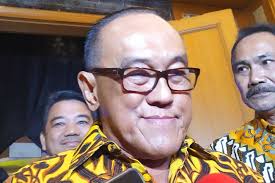 He was born on november 15, 1946 and his birthplace is jakarta, indonesia. Aburizal Bakrie Partai Golkar Tak Boleh Pecah Politik