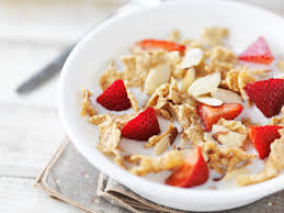 Makanan selanjutnya yang bisa menjadi pilihan untuk menurunkan berat badan dan bisa masuk dalam menu makanan sehat di pagi hari adalah oatmeal dan granola. Apakah Sereal Termasuk Menu Sarapan Sehat Ini Jawabannya