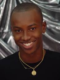 Im juni 2011 gab der bekannteste musiker der gruppe thiaguinho während der tv show domingão do faustão seinen rücktritt bekannt. De Calouro De Reality Show A Queridinho Da Tv Relembre A Carreira Do Pagodeiro Thiaguinho Fotos R7 Musica