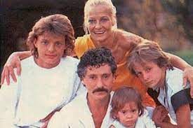 Luis miguel lleva más de año sin pasarles manutención a sus hijos. Daria Toda Mi Carrera Por Tener A Mi Familia En Una Cena De Navidad La Desgarradora Confesion De Luis Miguel A Los 18 Anos Infobae