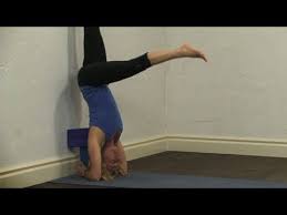 Headstand Tutorial With Blocks For Beginners Finally A Useful Tutorial Shall Try This Headstand Yoga Yoga Handstand Poses Yoga Handstand