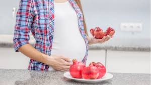 Apel memiliki rasa manis, sedikit asam dan segar sehingga bisa diandalkan untuk mengatasi mual pada ibu hamil. Ini Manfaat Buah Delima Untuk Ibu Hamil