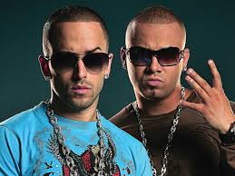 Y aunque a veces mal me porto ella me espera en la casa en vestidito corto trépate en mi cama pronto y quítate que to' que quiero recorrer tu cuerpo por ti soy loco, se ve en mis ojos cuando te toco tú dime, ma. Wisin Y Yandel National Report