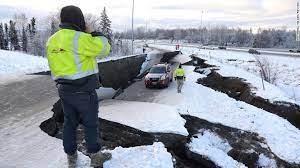 Un terremoto en el océano pacífico provocó un maremoto que acabó con 165 vidas en hawái y alaska. Poderoso Sismo De 7 0 En Alaska Deja Danos En Vias Y Escenas De Caos Cnn