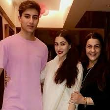 Sara Ali Khan Ibrahim Ali Khan Amrita Singh Follow Whatsupbollywood Saraalikhan Ibrahimalikh Sara Ali Khan Bollywood Party Celebrity Families