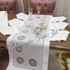 Masa Ortusu Fransiz Danteli Ve Simli Isvicre Keteni Gosterisli Ve Sik Sofralarda Yemek Sunmayi Ve Yemeyi Kim Istem Servis Takimi Dantel Instagram