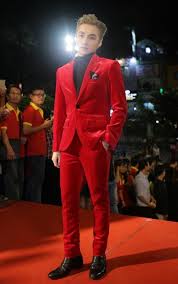 Hãy bình luận, gửi, chia sẻ với bạn bè nhé! There Is No Height Advantage But The Suit Is Still Standard The Whole Showbiz Only Has Son Tung