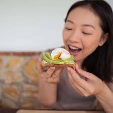 Ei-Allergie erkennen: Symptome, Ursachen und Alternativen