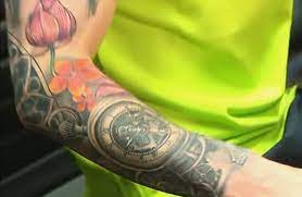 Su pierna izquierda y brazo derecho se han robado la mirada de expertos y curiosos, dado que han sido utilizados como un lienzo para el futbolista. Tatuajes De Futbol Lionel Messi En Nuevo Tatuaje De Messi En El
