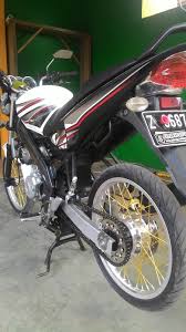 Tanpa perlu terlalu banyak aksesoris, tampilan modifikasi ini sangat mampu menangkap pandangan dan hati siapapun yang melihatnya. Download Koleksi 94 Modifikasi Old Vixion Putih Jari Jari Terunik Ruji Motor