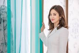 Hopefully we'll be able to see some more candids that depict her fashion sense, but those are probably hard to come by. Song Hye Kyo In Talks To Come Back With A New Drama As A Fashion Designer In 2021 Jazminemedia