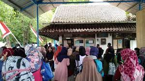 Lowongan kabupaten situbondo kali ini mencakup untuk perusahaan besar, kecil, karyawan swasta hingga negeri. Ada Lowongan Kerja Di Dinkes Ratusan Pencari Kartu Kuning Membludak Di Disdagnakerkop Karanganyar Halaman All Tribun Solo