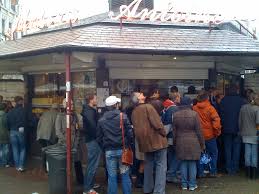 Elle est située dans la commune d'ixelles, au croisement de plusieurs axes importants : Les Meilleures Baraques A Frites De Bruxelles A Tester