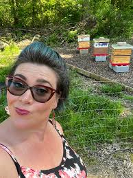 What are the most helpful resources for a beginner to start beekeeping?