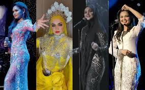 Siti pertama kali mengikuti pertandingan nyanyian di kampungnya sewaktu berusia 12 tahun dan menjadi juara di pertandingan nyanyian hari kebangsaan. Koleksi Busana Pentas Datuk Seri Siti Nurhaliza Paling Cantik Gempak My Cms