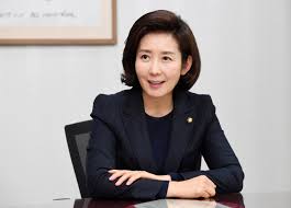 나 후보는 이 후보를 '막말 프레임'으로 몰아넣었고, 이 후보는 달창이라고 하신 분이 막말이라 (공격)하면 어떡하냐라며 맞섰다. ì„œìš¸ì‹œìž¥ ì¶œë§ˆ ì„ ì–¸ ë‚˜ê²½ì› ì œê°€ ì •ê¶Œì‹¬íŒ ì ìž„ìž ì•ˆì² ìˆ˜ æ–‡ì •ê¶Œì— ë„ì›€ ì¤˜