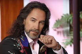 La conversión de Marco Antonio Solís, el ídolo mexicano que pasó de querer  ser cura a cantarle al amor gay