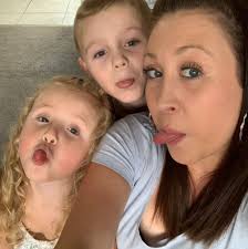 Bowel cancer symptoms: Mother with 'more than 100 tumours' in her body  reveals telltale sign