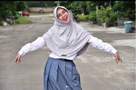 Followers instagram ricis kini ada 8 juta dan dirinya mulai diundang di beberapa stasiun televisi. Dinyinyirin Haters Ria Ricis Mereka Enggak Bahagia Okezone Celebrity