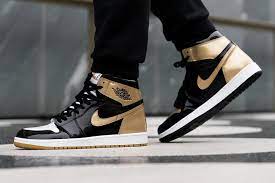 Shop de nyeste trends fra de største brands lige nu hos jd sports. On Feet Shots Of The Upcoming Air Jordan 1 Black Gold Top 3 Black And Gold Shoes Black And Gold Jordans Gold Sneakers