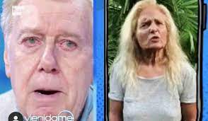 In questo periodo incide per la bluebell alcuni 45 giri. Claudio Lippi Ci Saro Sempre La Moglie Sorprende Tutti In Diretta
