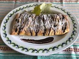 Strudel di pere e cioccolato. Ricetta Strudel Con Pere E Gocce Di Cioccolato Dolcidee