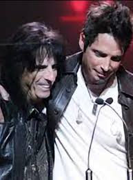 Alice Cooper says Chris Cornell was the best singer in rock and roll ❤️  Alice Cooper paid tribute to Chris Cornell, looking back