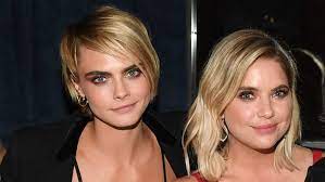 Cara jocelyn delevingne was born in london, england, to pandora anne (stevens) and charles hamar delevingne, a property developer. Es Ist Offiziell Cara Delevingne Und Pll Star Ashley Benson Sind Ein Paar Intouch