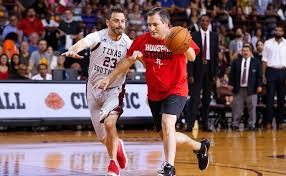 Reports of the trip from houston to cancun on united airlines went viral thursday, earning cruz nonstop scorn from democratic lawmakers and other critics. Jimmy Kimmel Texas Sen Ted Cruz Face Off In The Worst Basketball Game Ever