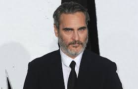 Parasite, joker, systemsprenger, marriage story, der leuchtturm, porträt einer jungen frau in flammen, knives out. Joaquin Phoenix Uber Eine Mogliche Joker Fortsetzung