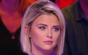 Kelly mccormack is an actress and writer, known for special correspondents (2016), killjoys (2017) and 11.22.63 (2016). Kelly Vedovelli Tpmp Meconnaissable Elle Poste Une Photo D Elle Maquillee A Nouveau Elle N A Plus Rien A Voir Avec Ses Photos Pendant Le Confinement