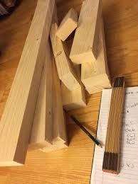 Ved å gjøre et skap hyllesystem hengende hyller er ikke ideelt for tunge ting, men kan være bra for lagring av gensere. Hjemmelaget Hylle Lag Din Egen