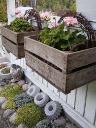 Tolle Dekoidee Fur Holzkisten Und Blumen Gartenhaus Schuppen Mauer Laden Garten Fensterkasten Bepflanzung