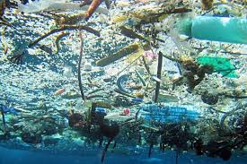 Lebih memburukkan keadaan, setiap tahun, dianggarkan sehingga lapan juta tan metrik sisa plastik memasuki sistem perairan dunia dan berakhir di lautan. Daur Ulang Sampah Tidak Cukup Melindungi Laut Dari Pencemaran Plastik Mongabay Co Id