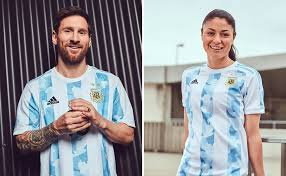 El deportivo ha presentado este martes la que será su camiseta para la temporada 21/22.en el que supone el primer diseño tras la alianza con kappa, la marca italiana ha optado por un corte clásico. Presentaron La Nueva Camiseta De La Seleccion Argentina Conoce El Flamante Diseno Radio Rafaela