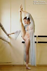 She loves to entertain guys with her supple, flexible body ! Flexible Girl Stretch