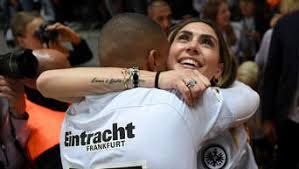 Satta, deren mann seit sommer 2019 bei der fiorentina unter vertrag steht, wurde deutlich: Eintracht Boateng Wechselt Zu Fc Barcelona Steckt Trauriger Grund Dahinter Fussball