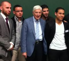 Han är professor i straffrätt och har varit både premiärminister och justitieminister i nederländerna och landets ambassadör i usa, japan och eu. Keesjemaduraatje Is Dries Van Agt Een Antisemiet