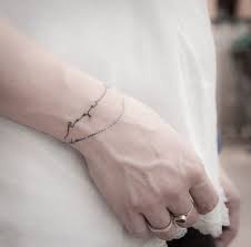 30 petits tatouages poignet plus élégants qu'un bracelet | glamour. Epingle Sur Tatuagem