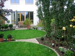 Wie man bei einem neuen haus bei der gartenplanung vorgehen kann. Gartengestaltung Beispiel Reihenhaus Gartengestaltung Garten Kleiner Garten
