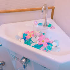 どうも トイレがダサい男東京代表の木村賢司です 我が家のトイレがどのような状態かと言いますと １畳ほどのスペースに便器がポツン 便座カバー マットは100均のペラペラなもの 天井付近に突っ張り棒を張り トイレットペーパーをストック それ以外は何も