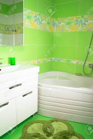 Sie können es für themen wie green, bathroom, modern. Grunes Badezimmer Unter Eckbadewanne Lizenzfreie Fotos Bilder Und Stock Fotografie Image 43853335