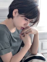 男ウケ抜群耳かけショートで男性を呼び寄せる色っぽヘアスタイル