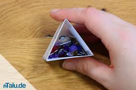 Man braucht zwar nicht viele dinge für eine sternenröhre, aber dennoch sollte rollen sie die spiegelfolie so, dass diese in die säule (küchenrolle) geschoben werden kann. Kaleidoskop Basteln Anleitung Zum Selber Machen Talu De