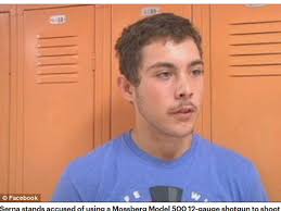 Nam sinh 17 tuổi xả súng tại trường