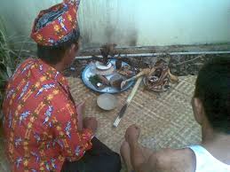 Saat ditangkap sosok dukun yang mengaku sakti ini ditangkap dengan barang bukti uang palsu sebanyak rp1,5 milyar pecahan rp100 ribu. Inilah Ilmu Hitam Paling Ganas Yang Konon Masih Dipakai Masyarakat Indonesia Boombastis