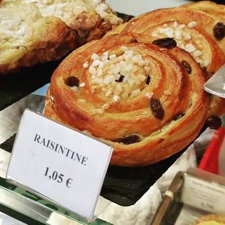 ALERTE 📢 La Raisintine est revenue à la @patisseriesannicolas ❤ , #logique  * * * * * #raisintine #chocolatine #teamchocolatine #frenchpastry  #viennoiserie #patisseriebordeaux #maitreartisan ...